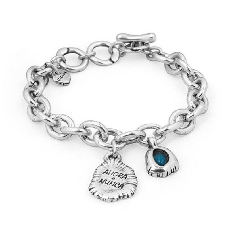 Товарный снимок: браслет из крупной серебристой цепи с подвеской и синей муранской вставкой, аккуратная презентация на белом фоне.