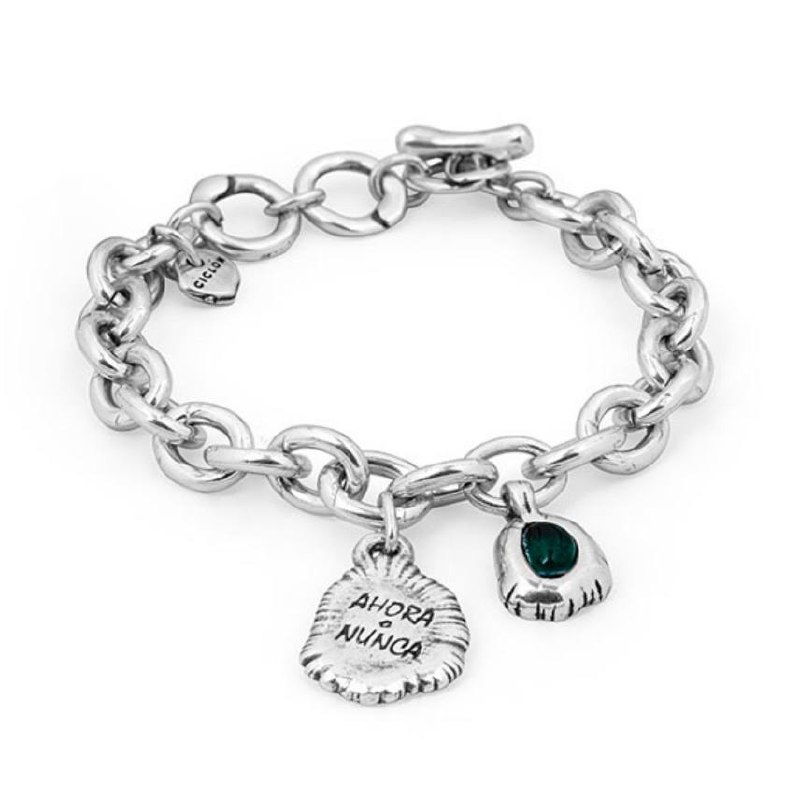 Браслет на белом фоне с зелёной/бирюзовой муранской вставкой и подвеской с надписью, товарная фотография для каталога Rosone.