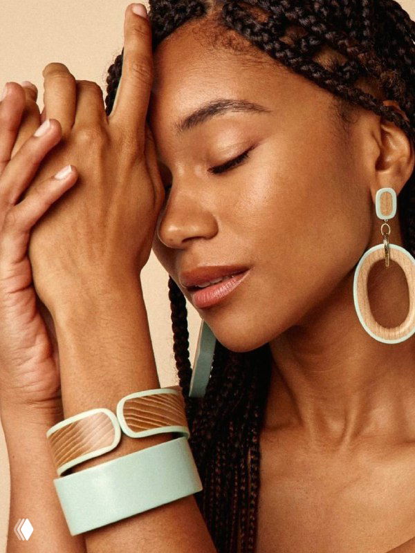 Крупный план модели в мятных серьгах и браслетах Nature Bijoux; видно сочетание дерева и ювелирной смолы, подчёркнутый летний стиль.