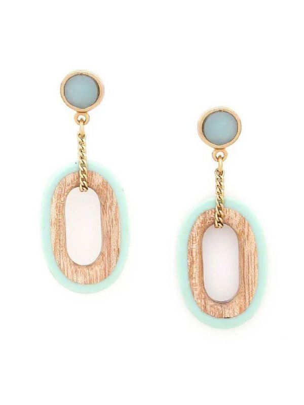 Пара висячих серег с деревянными элементами и мятной ювелирной смолой на белом фоне, видны золотистые крепления и текстура дерева.