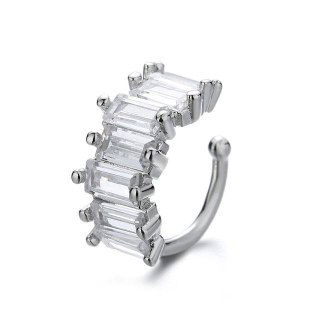 Крупный план открытого серебряного каффа с несколькими удлинёнными прозрачными кристаллами, показывающий фасетку и крепления вставок.