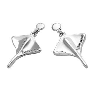 Фотография парных металлических декоративных элементов в форме морского ската из коллекции Ser Majestuosa бренда UNOde50, крупный план на текстуру металла.