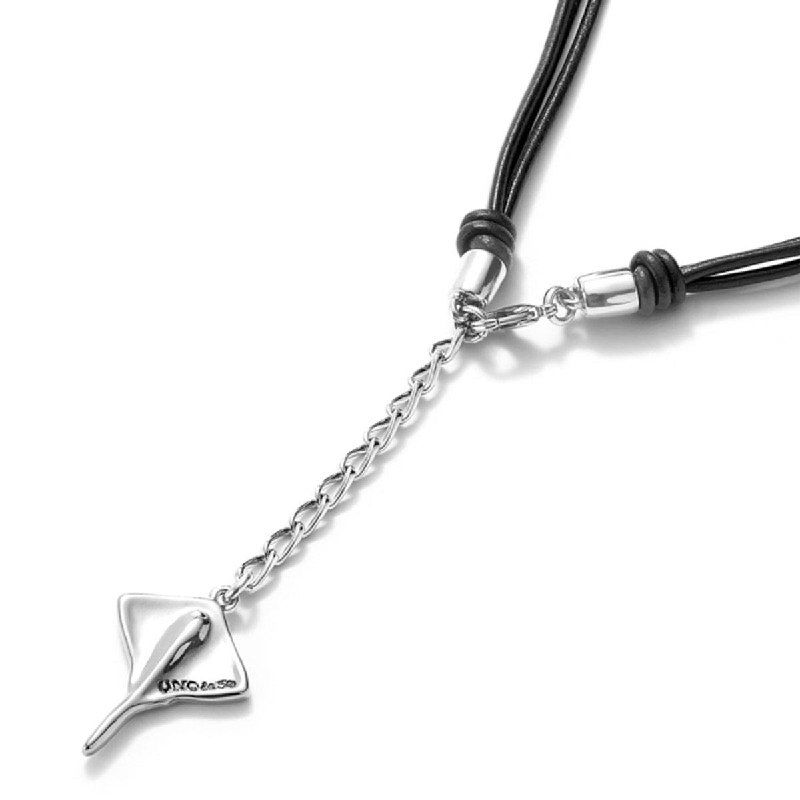 Кожаный шнур с металлическим элементом-скатом и застёжкой — вариант мужского/унисекс оформления из коллекции Ser Majestuosa от UNOde50.