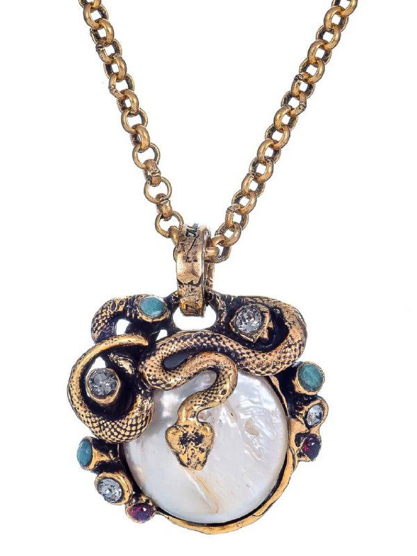 Винтажная подвеска Alcozer&J с жемчужиной в оправе и декоративной фигурой змеи, металлическая патина и вставки полудрагоценных камней, крупный план