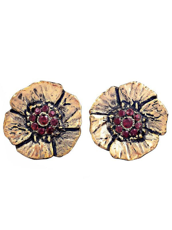 Пара серьг в форме цветка от Alcozer&J с рубиновыми вставками и золотистой патиной, вид на белом фоне для каталога бренда