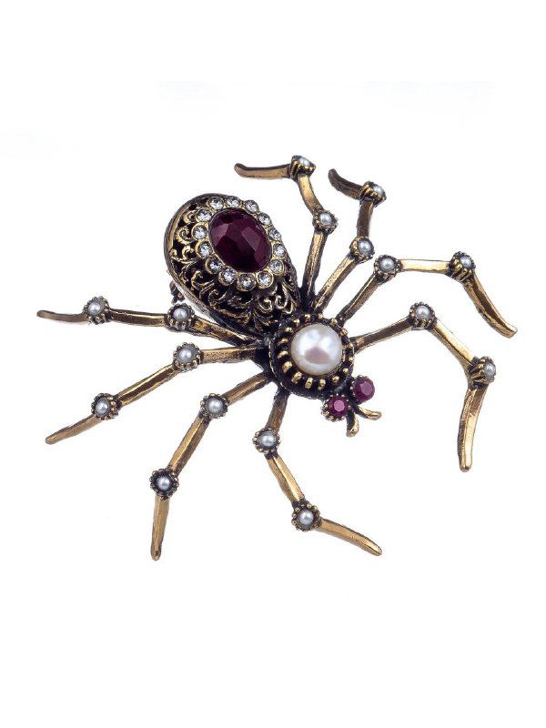 Брошь в форме паука с рубиновыми и жемчужными вставками, металлическая фактура и винтажный дизайн в стиле Alcozer&J, крупный план на белом фоне