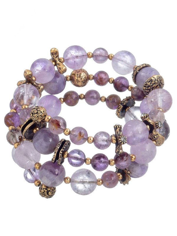 Набор браслетов из аметиста и других фиолетовых полудрагоценных камней на белом фоне, объёмная форма и золотистые декоративные элементы в винтажном стиле