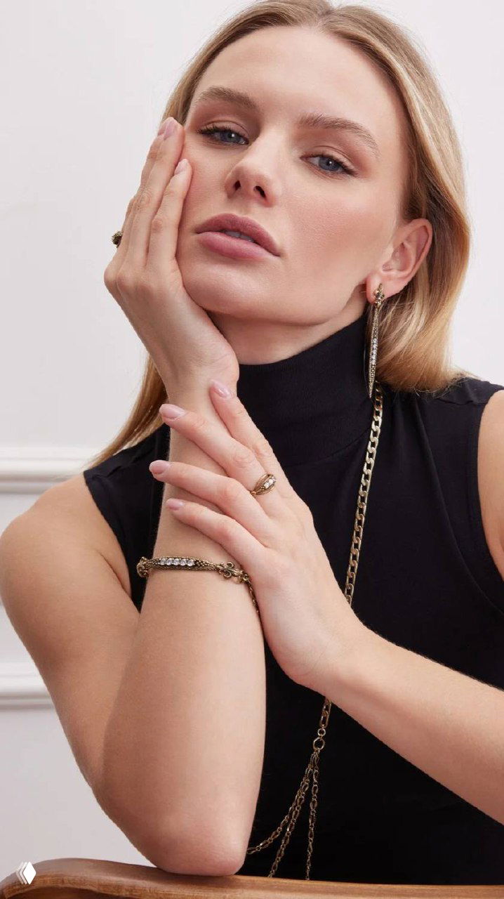 Портрет модели в черном топе, демонстрирующей серьги, кольцо и браслет из коллекции IL SPADA от Fiore di Firenze, акцент на деталях украшений.