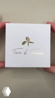 Белая коробка с логотипом Fiore di Firenze в золотом тиснении — упаковка коллекции IL SPADA, вид крупным планом, нейтральный фон.
