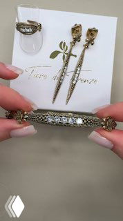 Крупный кадр браслета и кольца коллекции IL SPADA, расположенные на фирменной подложке Fiore di Firenze, видны бриллиантовая огранка кристаллов.