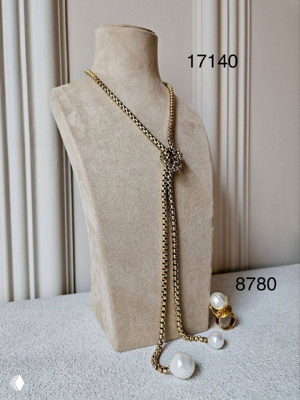 Манекен с колье Claudio Canzian: асимметричное плетение цепи и две крупные жемчужины в оформлении, показаны артикула и цена на изображении.