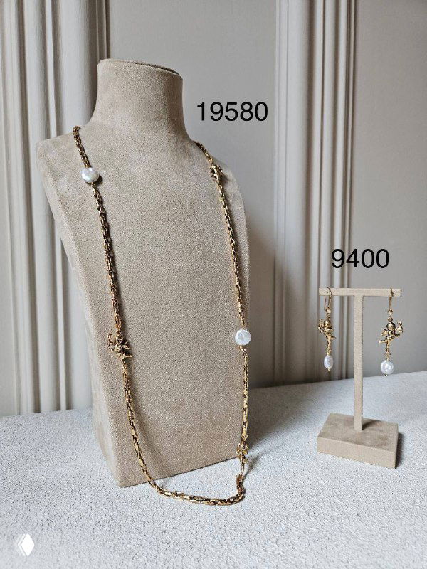 Длинное тонкое колье Claudio Canzian с несколькими декоративными вставками и белыми жемчужинами на манекене; визуализация длины изделия и сочетания с серьгами.