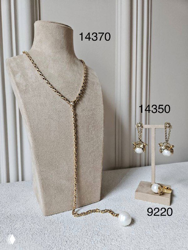 Манекен с длинным тонким колье и висячими серьгами Claudio Canzian: крупная жемчужина внизу и отдельный комплект серег с пометками цен.