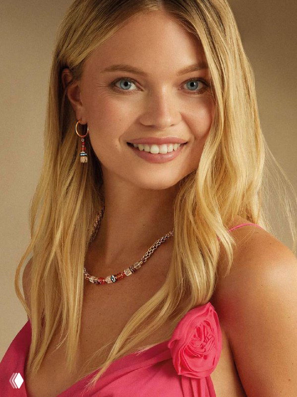 Портрет улыбающейся модели в легком образе с серьгами и колье, демонстрация как украшения смотрятся в повседневном летнем образе