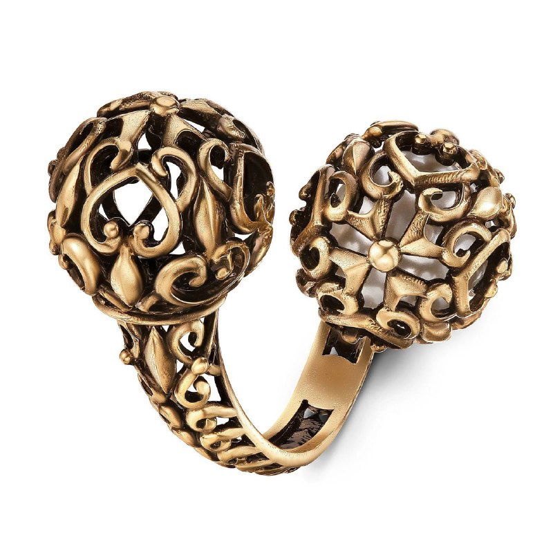 Крупный план кольца SFERA: ажурная открытая конструкция с декоративным орнаментом, видно сферообразные окончания и пустое внутреннее пространство.