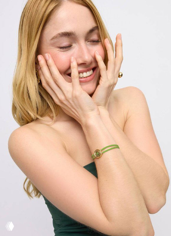 Модель улыбается, демонстрируя зелёный браслет на запястье и естественный образ — lifestyle-фото для рекламной кампании Ser Intuitiva.