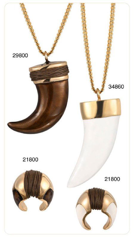 Крупный кадр подвесок Annibale Baldini в форме клыка и рога с золотыми накладками на светлом фоне, каталожные номера видны рядом.