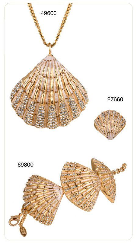 Коллаж из сердцевидных и раковиноподобных кулонов Annibale Baldini с золотым покрытием и вставками, фотосъёмка каталожного набора на белом фоне.