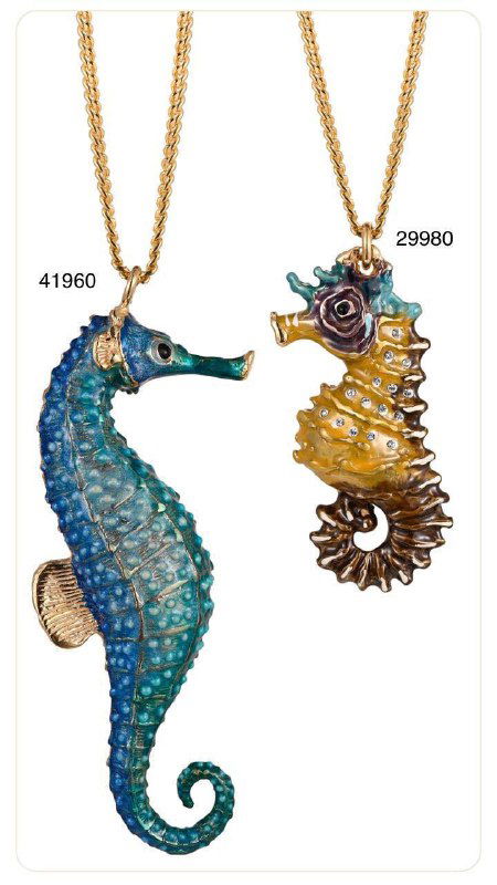 Две подвески в форме морских коньков Annibale Baldini с синей и жёлтой эмалью и блестящими стразами, крупный план каталожной фотографии.