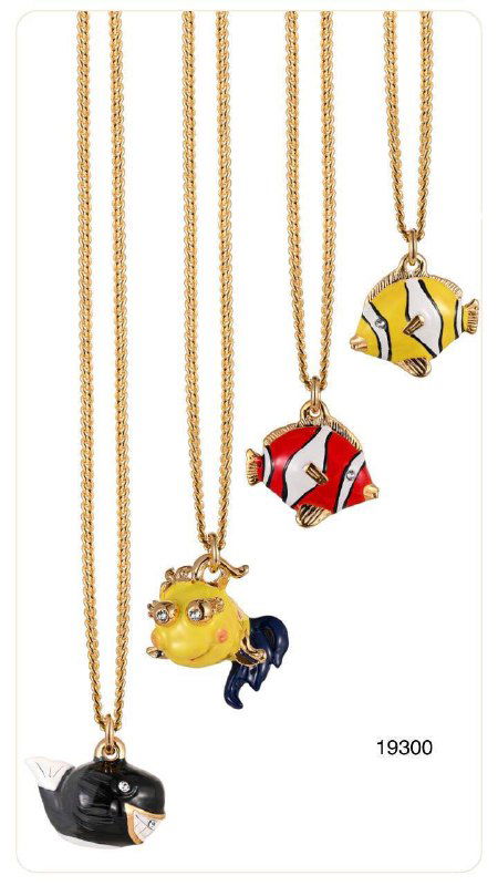 Ряд подвесок в виде разноцветных тропических рыб Annibale Baldini на золотых цепочках, яркая каталожная съёмка с акцентом на эмалевые детали.