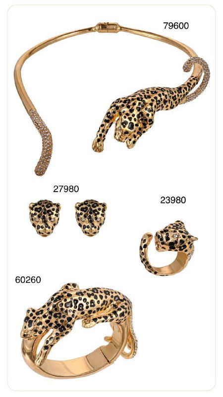 Коллекция в леопардовой эстетике: колье, серьги и кольцо с узором под пятна и золотыми вставками на белом фоне каталога.