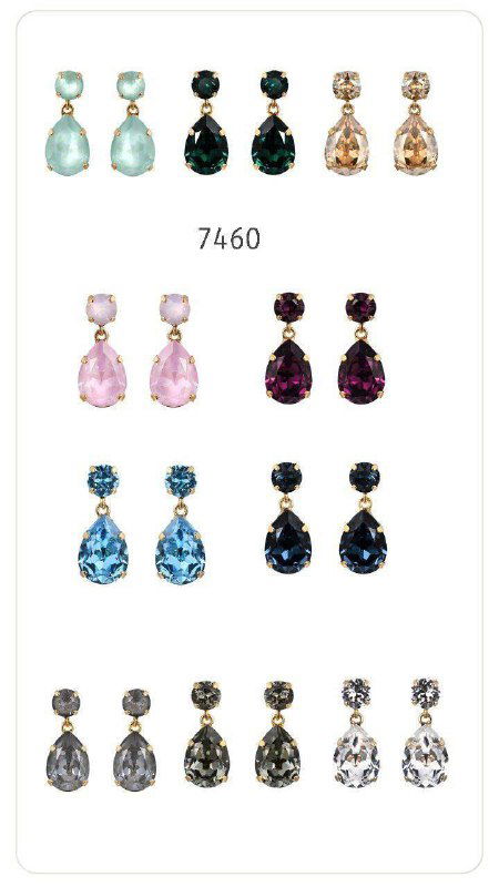 Фрагмент витрины: серьги и подвески Claudio Canzian с вытянутыми прямоугольными кристаллами в нескольких цветах, показаны вариации моделей.