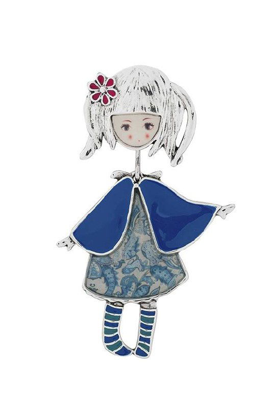 Фото броши-куклы с белой причёской и синей накидкой; декоративная эмалевая роспись и тонкая отделка создают яркий акцент на аксессуаре.