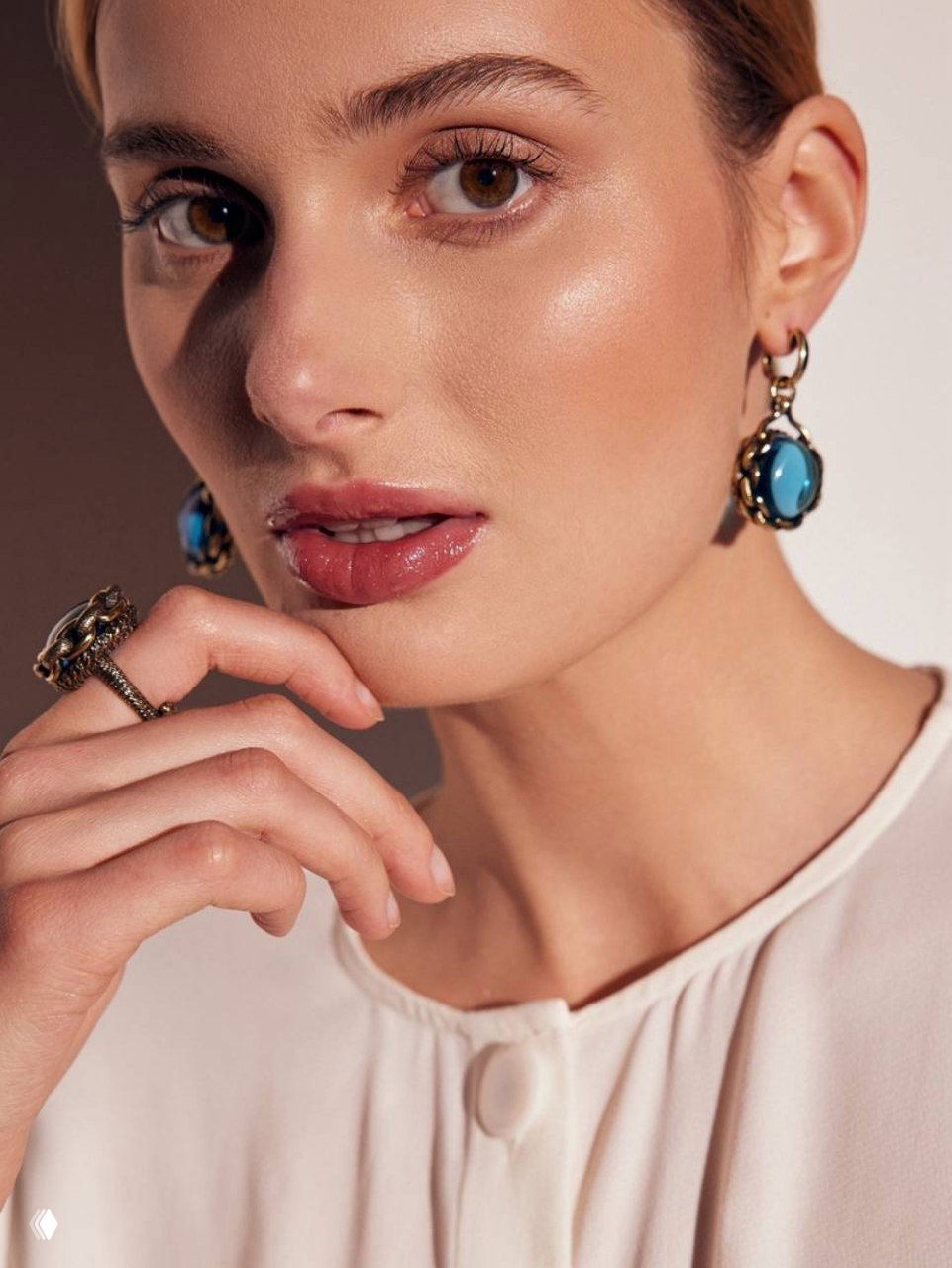 Крупный план модели в серьгах и кольце из коллекции CATENE от Fiore di Firenze — акцент на морском синем камне, текстуре металла, фотосессии и художественном освещении.