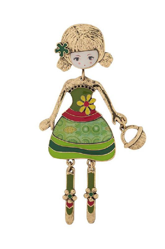 Крупный план броши-куклы NO SECRET в зелёном платье: позолоченные элементы, эмаль и миниатюрная сумочка подчёркивают дизайнерский стиль изделия.