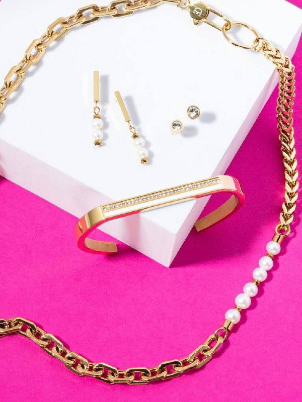 Крупный план руки с эффектным золотым кольцом с барочной жемчужиной и дополнением в виде серьги — акцент на глянцевой поверхности и форме украшений.