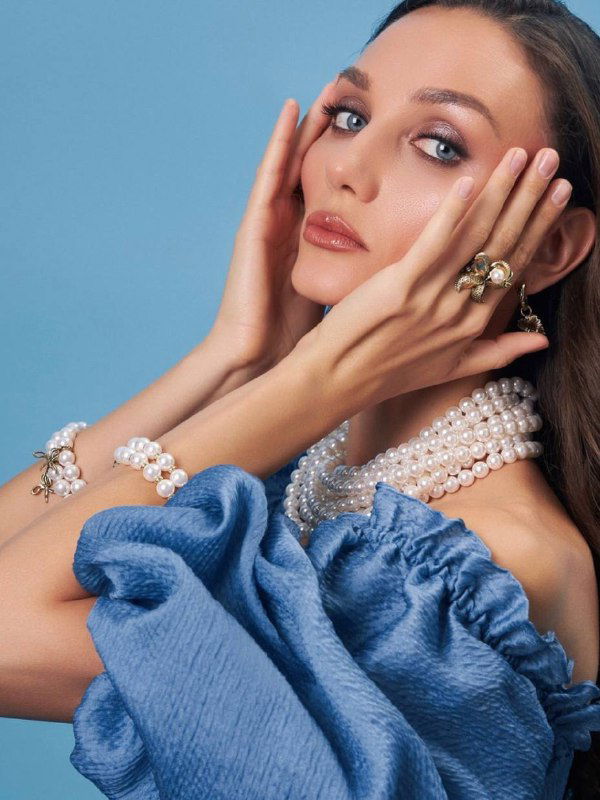 Золотая цепочка с одиночной подвесной белой жемчужиной на светлом фоне; рядом кадр модели с несколькими жемчужными украшениями в каталожной съёмке.