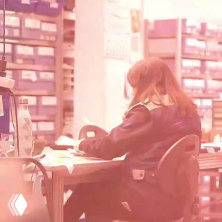 Сотрудница магазина за рабочим столом — упаковка заказов или администрирование ассортимента Rosone; фоновое фото из жизни магазина с розовым оттенком.