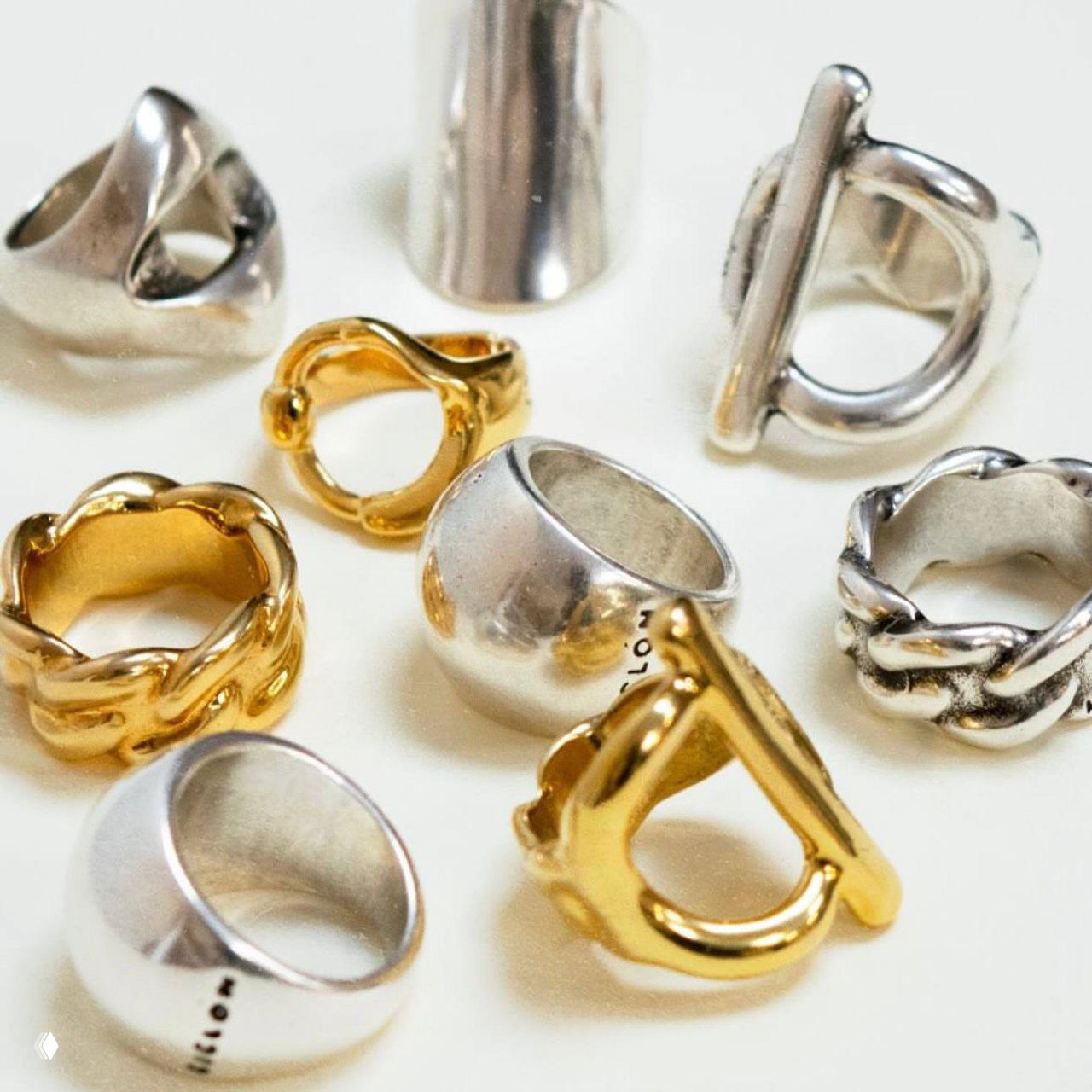 Крупный натюрморт из золотых и серебряных колец разных форм: массивные и изящные модели, часть с глянцевой поверхностью — акцент на разнообразие коллекции CICLON.