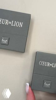 Две фирменные коробки Coeur de Lion на светлом фоне — вид упаковки бренда с логотипом, акцент на презентации и качестве упаковки.