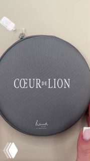 Круглая серая коробка Coeur de Lion с белым логотипом — стильная упаковка для украшений, вид сверху на изделие и брендинг.