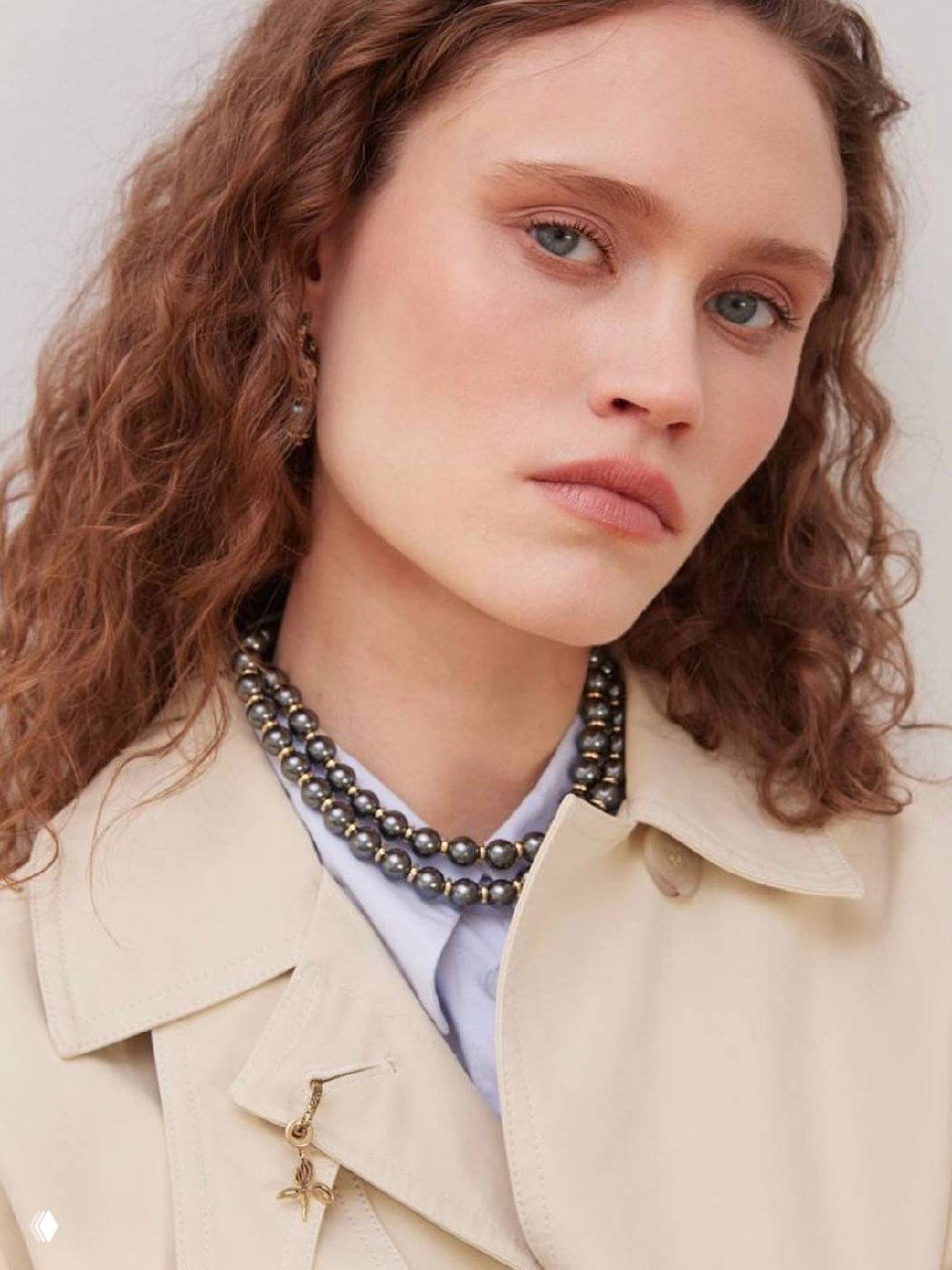 Портрет модели в многорядном жемчужном ожерелье Fiore di Firenze на нейтральном фоне — образ для каталога, натуральный макияж и свет.