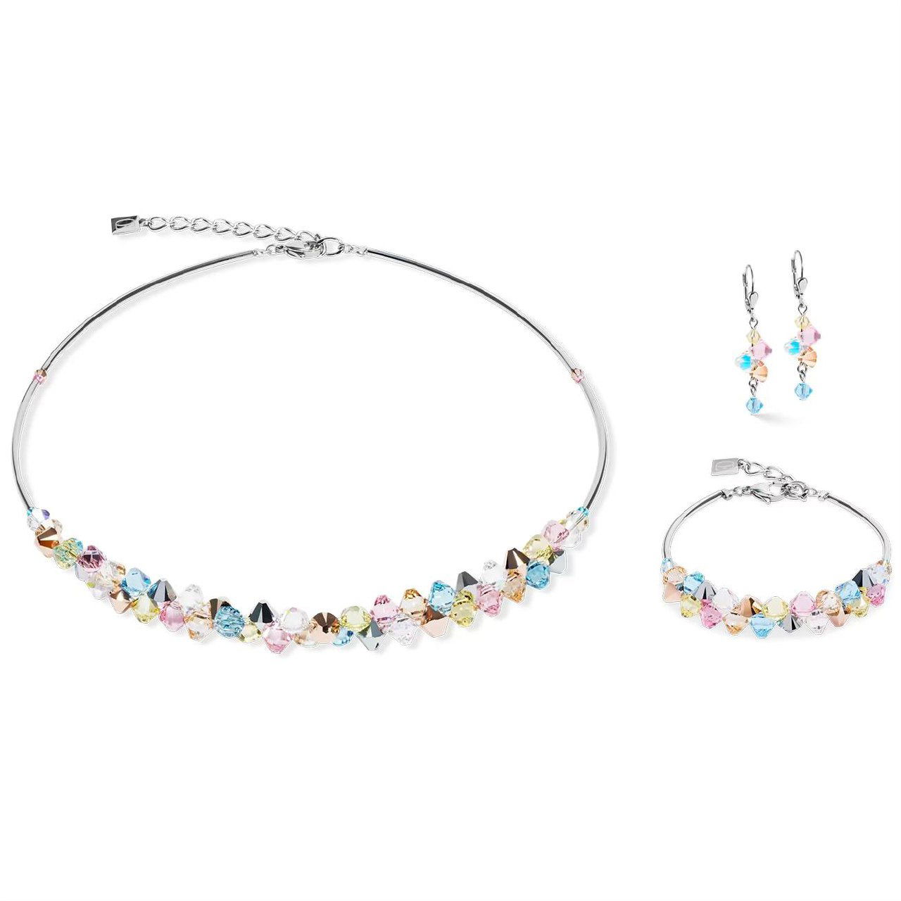 Набор украшений Coeur de Lion на белом фоне: колье, браслет и серьги из разноцветных кристаллов Swarovski в бочонковой огранке