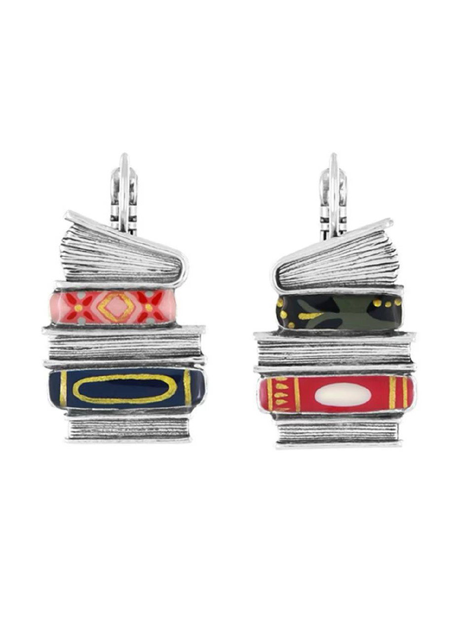 Серьги TARATATA коллекции ROMANS в виде стопки маленьких разрисованных книжных переплётов на белом фоне, крупный план с видимой текстурой эмали и страниц.