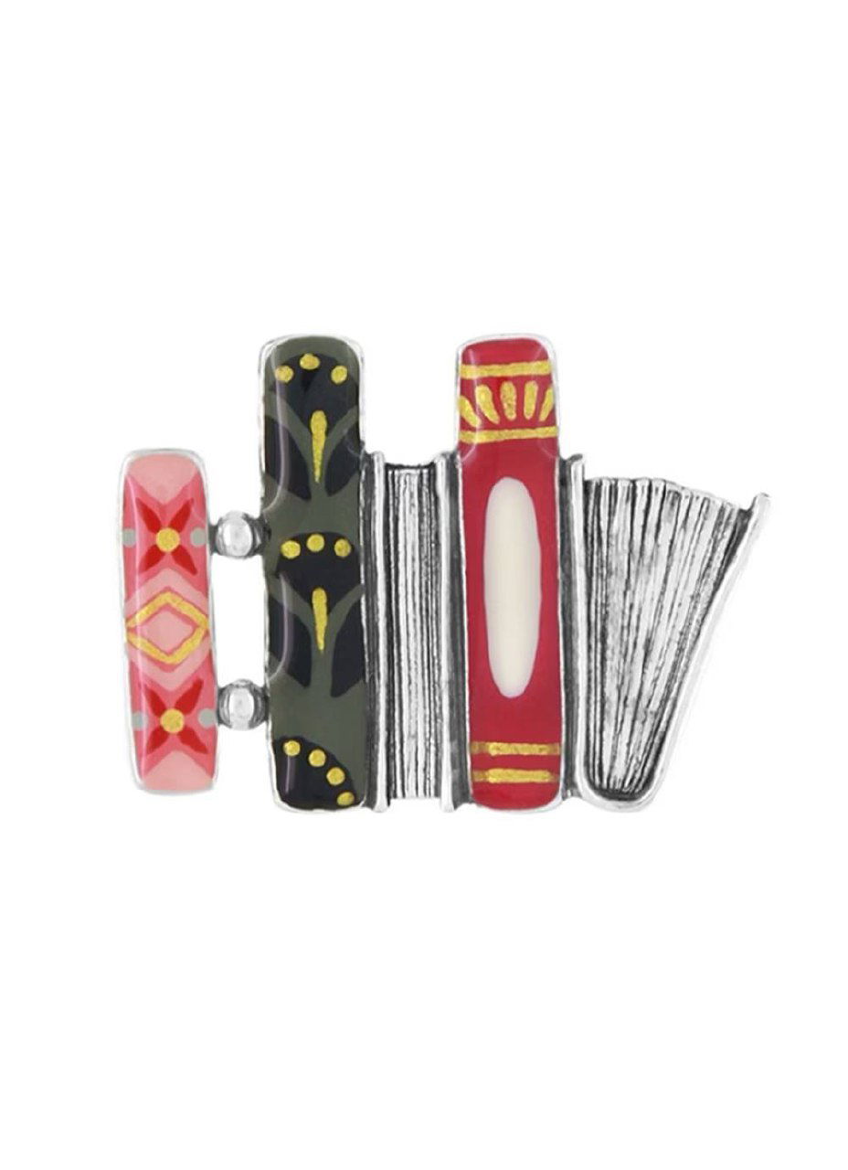 Брошь ROMANS в форме стопки книг с яркой эмалью и металлической текстурой страниц, крупный план на белом фоне, видно крепёж и детали декора.