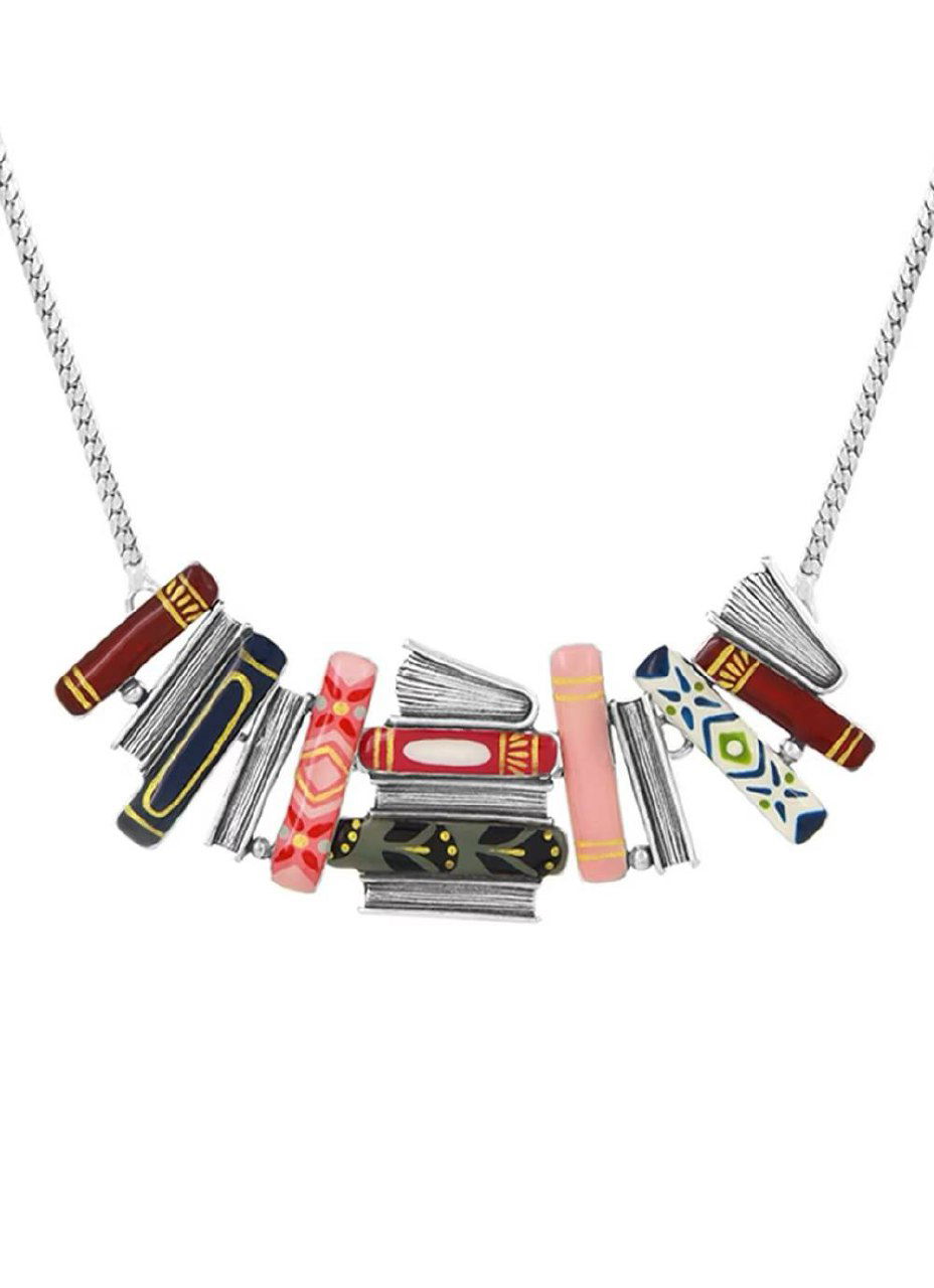 Колье ROMANS TARATATA на белом фоне: несколько разноцветных книжных сегментов, выстроенных по центру цепочки, показаны все элементы и их вариативность дизайна.