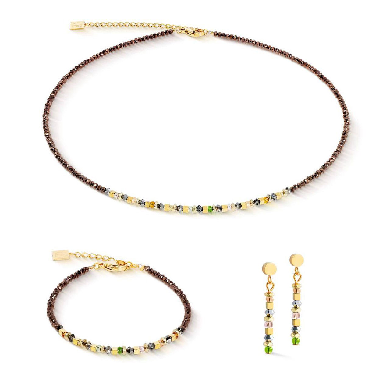 Тёмно-коричневый набор Coeur de Lion: тонкое колье, браслет и подвесные серьги с мелкими бусинами и золотыми акцентами на белом фоне.