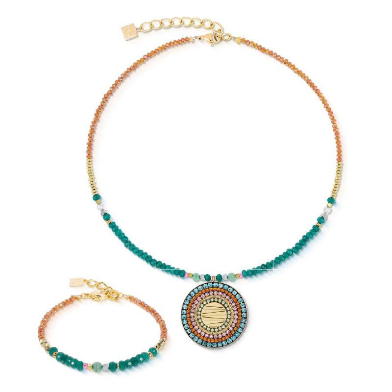 Набор Coeur de Lion в зелёных тонах: колье, браслет и серьги с зелёными и золотыми элементами на белом фоне, студийная съёмка для каталога магазина.