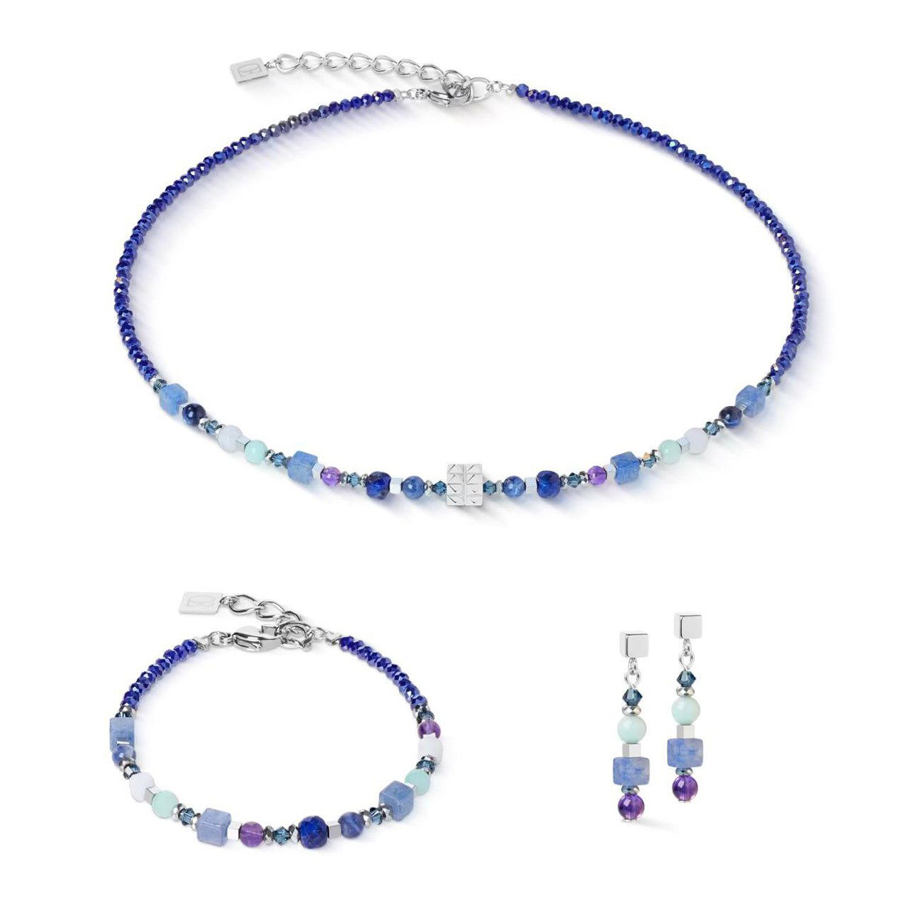 Бирюзово-зелёный комплект Coeur de Lion: колье и браслет с медальоном и мелкими камнями, серьги в комплекте, фото на белом фоне для онлайн-каталога.