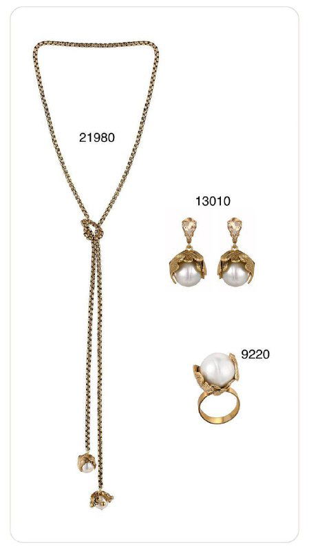Подборка золотых украшений Claudio Canzian: колье с узлом, жемчужные серьги и кольцо на белом фоне с артикулами и ценовыми метками