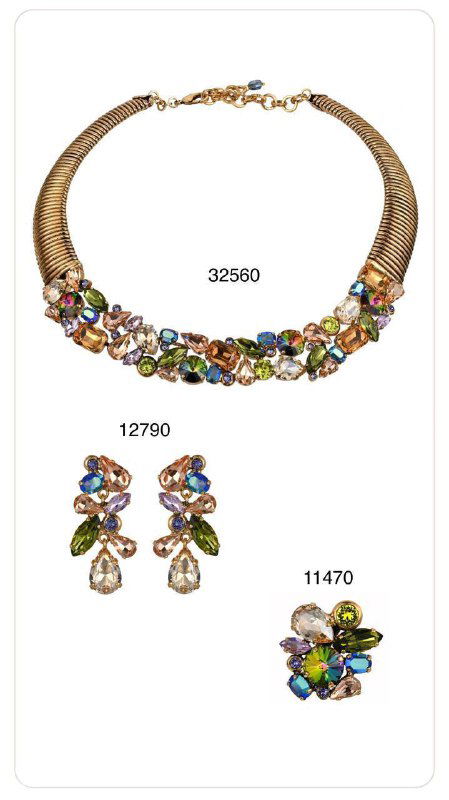 Яркое колье Claudio Canzian с разноцветными кристаллами, серьги и кольцо — праздничная разноцветная композиция на белом фоне