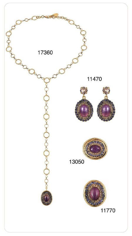 Длинное колье-галстук и серьги Claudio Canzian с пурпурными и золотыми акцентами, артикулация изделий видна на нейтральном фоне