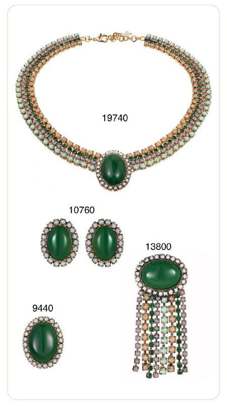 Широкое ожерелье с крупным зелёным кабошоном и серьги-капли Claudio Canzian, украшенные жемчугом и кристаллами, на светлом фоне