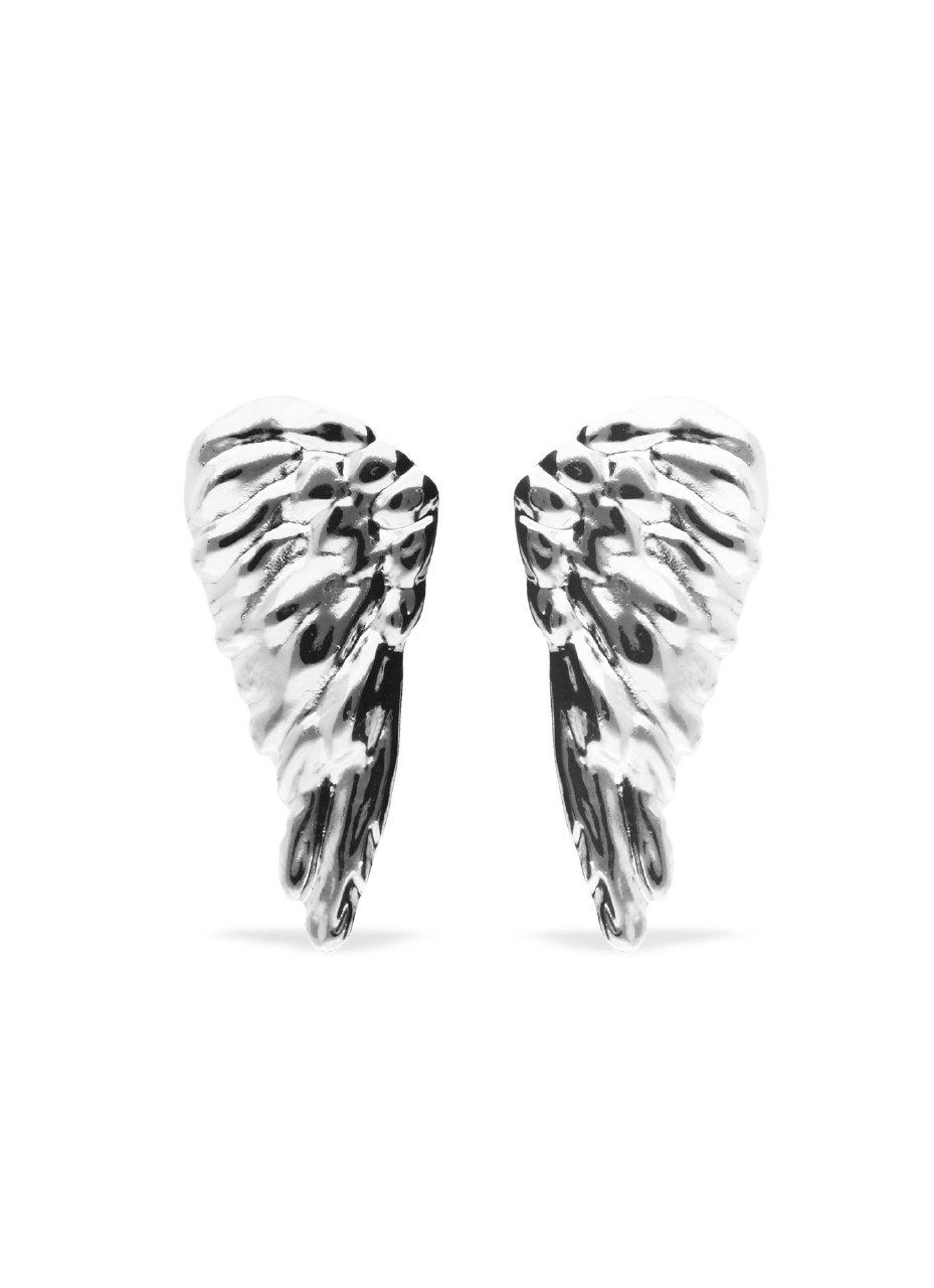 Студийное изображение: пара серебристых серьг в виде крыльев на белом фоне, чёткая текстура металла и профиль украшения от UNOde50.