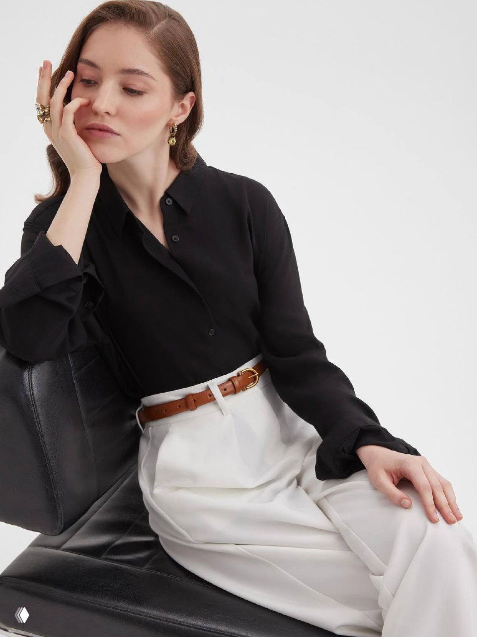 Модель в чёрной рубашке демонстрирует серьгу и брошь Fiore di Firenze, латунный золотистый оттенок и изящный винтажный дизайн.