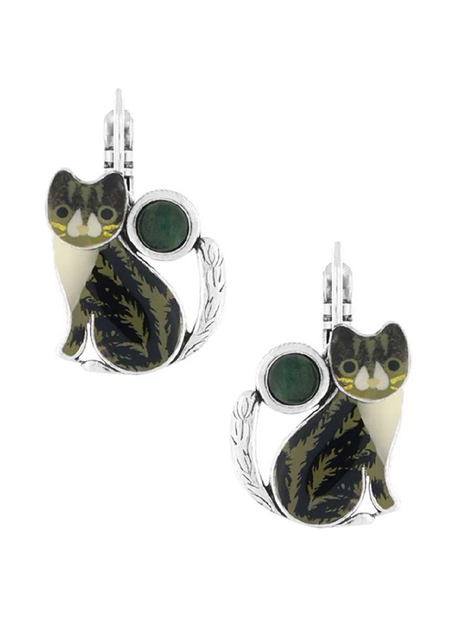 Серьги TARATATA в виде котиков с эмалевыми вставками и зелёными акцентами, серебристая основа и графичный рисунок на белом фоне.